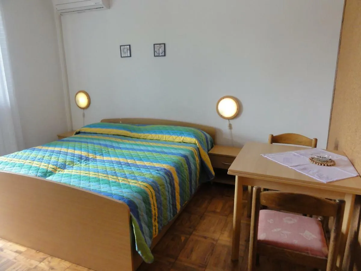 Nice And Cozy Apartment Ferry In 梅杜林 克罗地亚